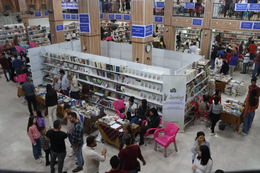وسط إقبال كبير انتهاء اليوم الثالث من معرض الكتاب