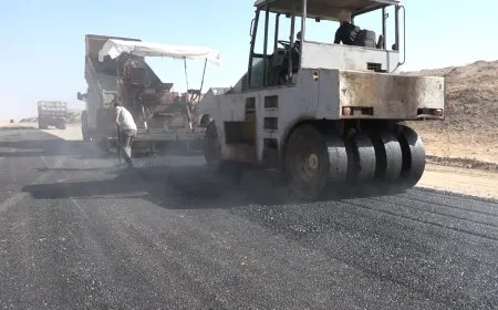 تزفيت الطريق الواصل بين منطقة محيميدة وطريق الخرافي في دير الزور
