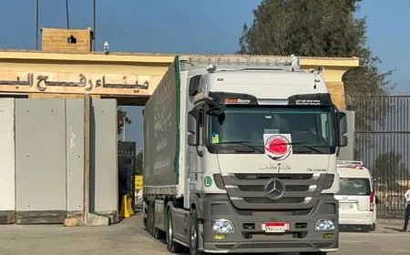 أول شاحنة وقود من مصر تعبر إلى غزة 
