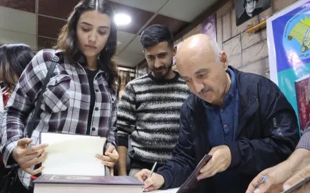 توقيع كتاب للكاتب الكردي ديار بوهتي في قامشلو