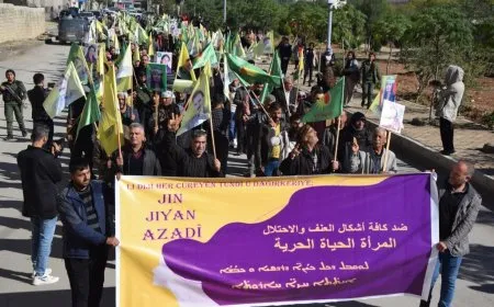 مئات الرجال في كوباني يخرجون بمسيرة تضامنية مع المرأة