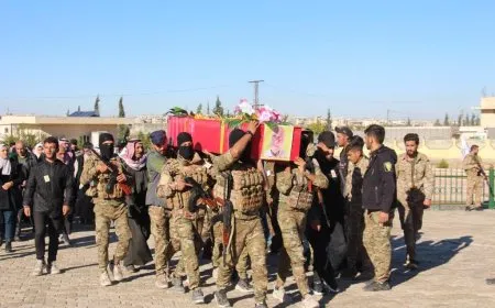 أهالي مدينة منبج وريفها يشيعون جثمان المقاتل محمد المزيد إلى مثواه الأخير