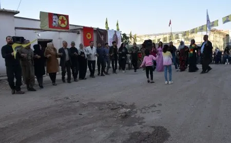 أهالي قامشلو يحتفلون بالذكرى السنوية لتأسيس حزب لعمال الكردستاني