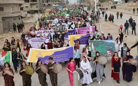 حشود غفيرة تنادي بحرية المرأة في اليوم العالمي لمناهضة العنف