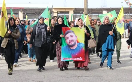 أهالي كركي لكي يقدمون واجب العزاء لذوي الشهيد حسن شاهين