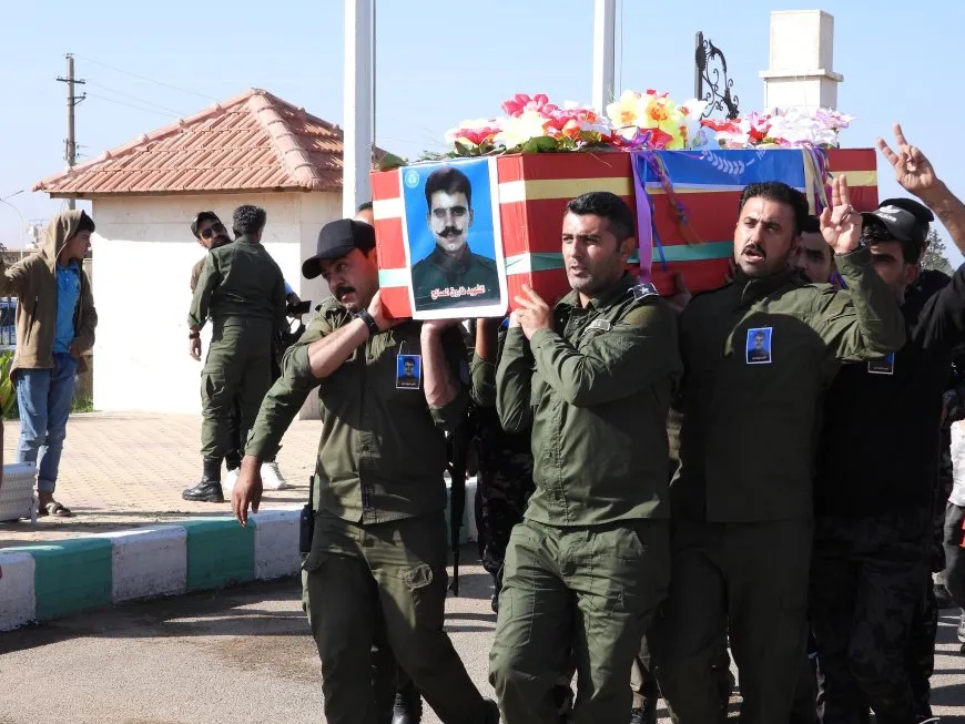 أهالي الطبقة يشيّعون جثمان عضو قوى الأمن الداخلي فاروق الصالح