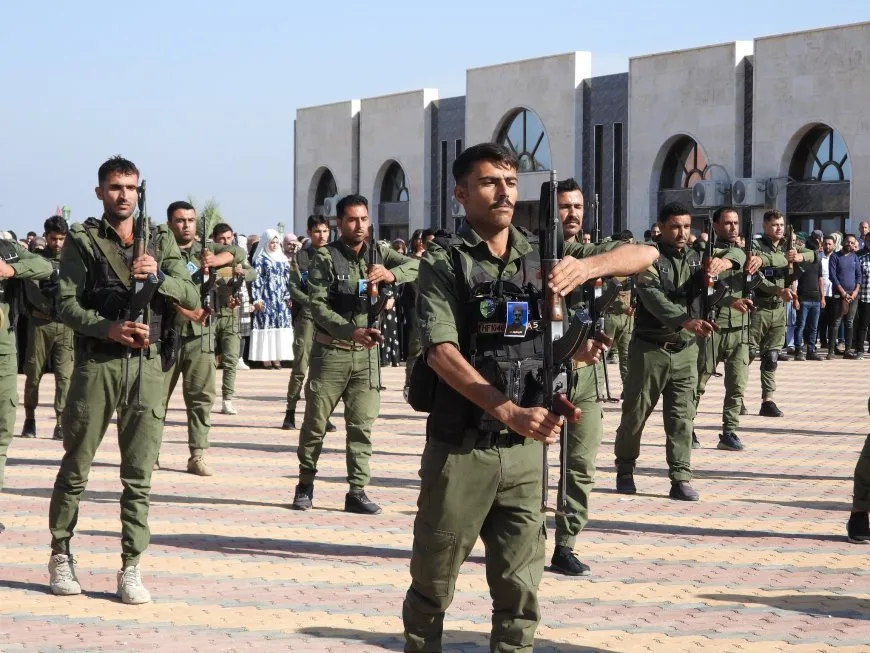 أهالي الطبقة يشيّعون جثمان عضو قوى الأمن الداخلي فاروق الصالح