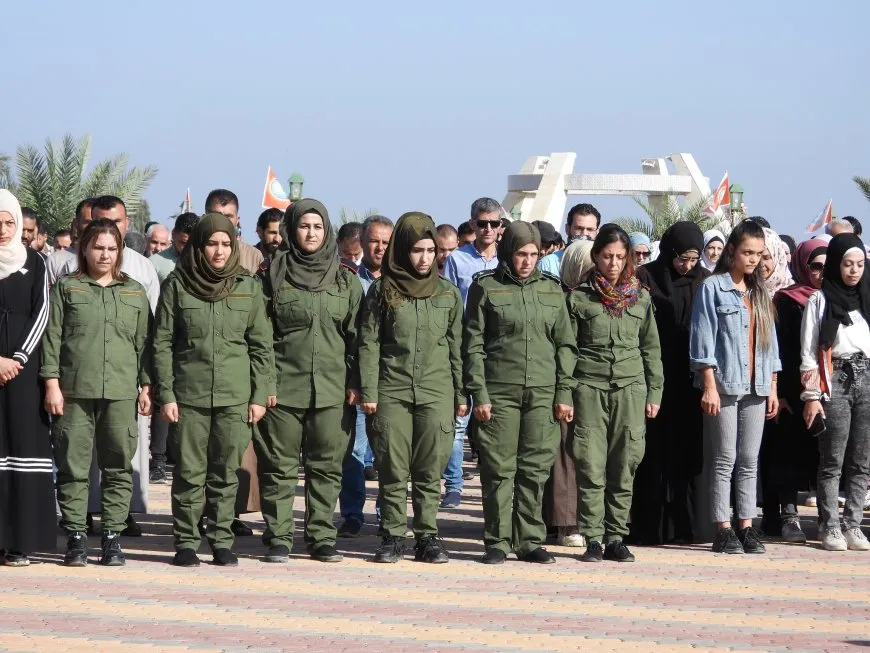 أهالي الطبقة يشيّعون جثمان عضو قوى الأمن الداخلي فاروق الصالح