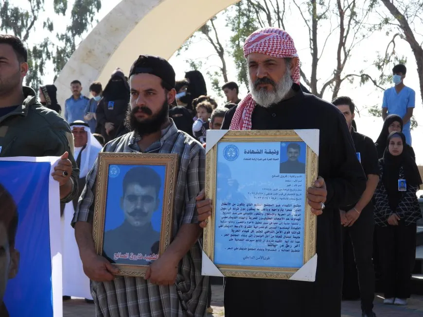 أهالي الطبقة يشيّعون جثمان عضو قوى الأمن الداخلي فاروق الصالح