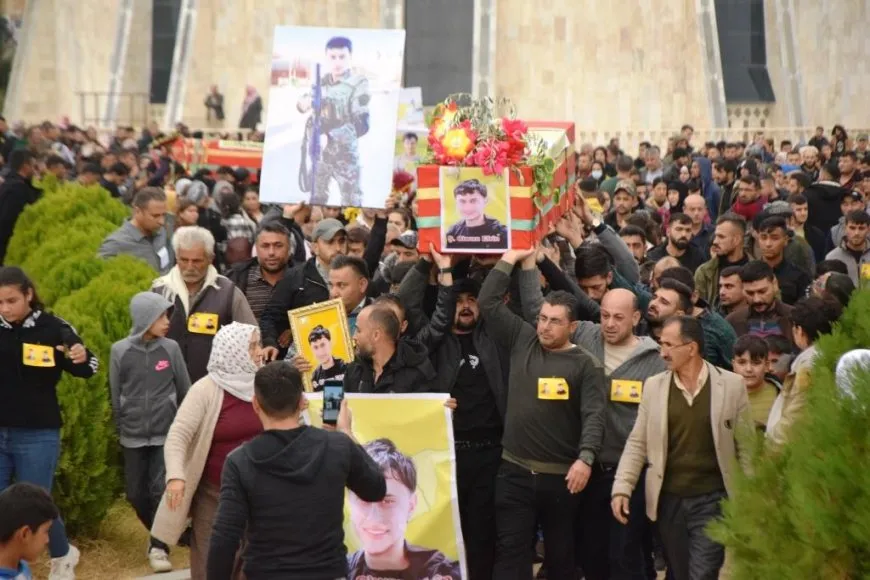 أهالي كوباني يشيعون جثماني الشهيدين جوان وكوجر إلى مثواهما الأخير
