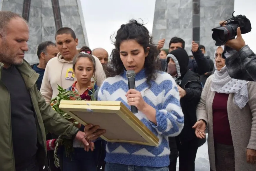 أهالي كوباني يشيعون جثماني الشهيدين جوان وكوجر إلى مثواهما الأخير