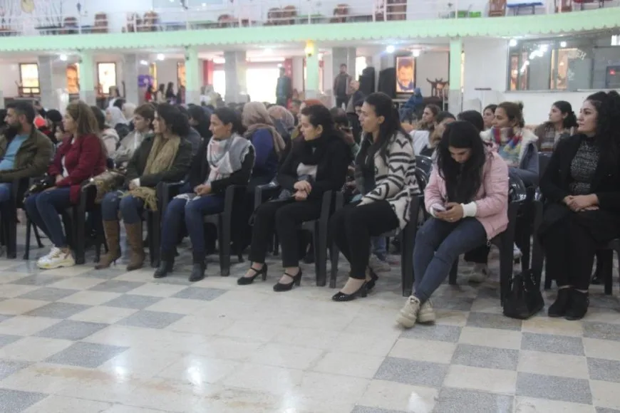 عروض مسرحية وغنائية وتوزيع هدايا بمناسبة يوم الطفل العالمي