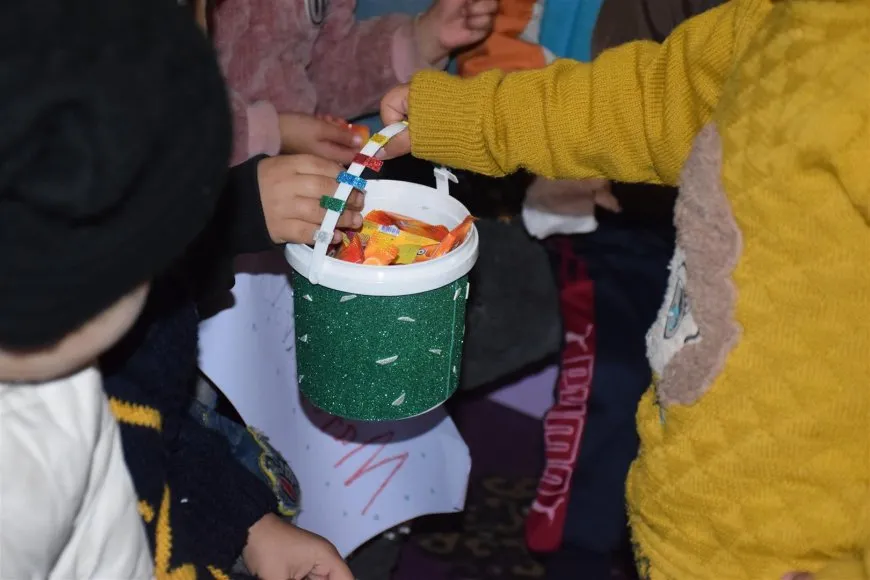 عروض مسرحية وغنائية وتوزيع هدايا بمناسبة يوم الطفل العالمي