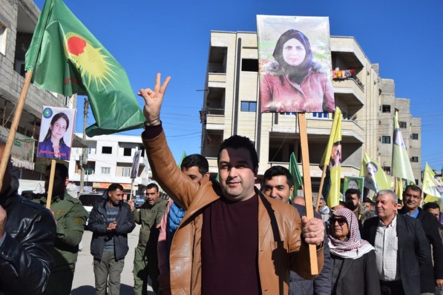 مئات الرجال في كوباني يخرجون بمسيرة تضامنية مع المرأة