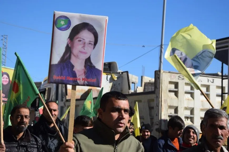 مئات الرجال في كوباني يخرجون بمسيرة تضامنية مع المرأة