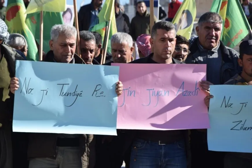 مئات الرجال في كوباني يخرجون بمسيرة تضامنية مع المرأة