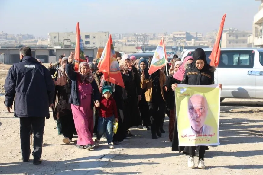 أهالي منبج يقدّمون واجب العزاء لذوي الشهيد محمد المزيد