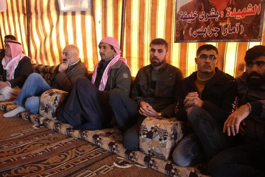 أهالي منبج يقدّمون واجب العزاء لذوي الشهيد محمد المزيد