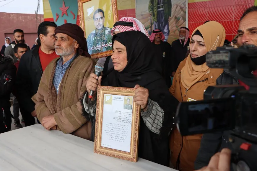 ذوو الشهيد مظلوم يشيعونه إلى مثواه الأخير بفخر