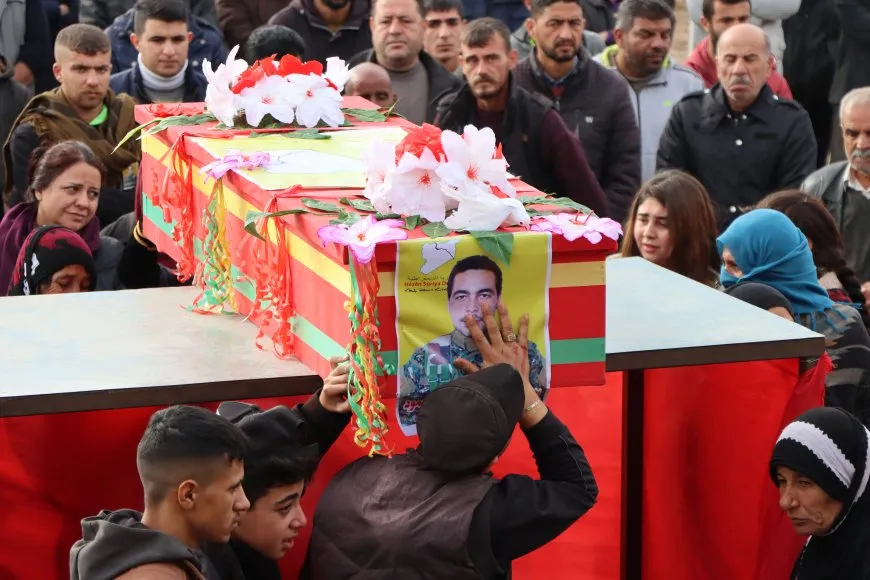 ذوو الشهيد مظلوم يشيعونه إلى مثواه الأخير بفخر
