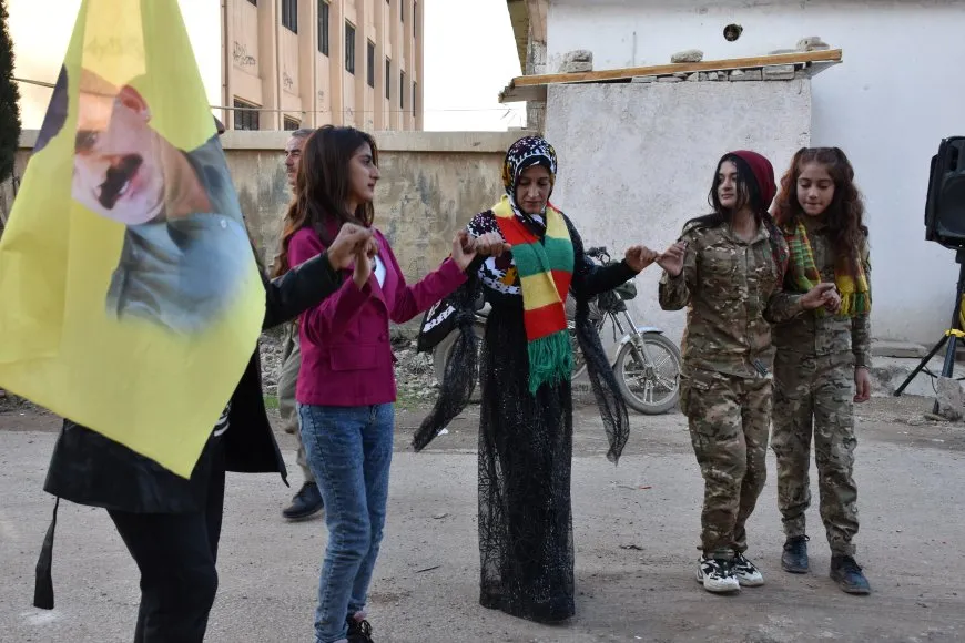 أهالي قامشلو يحتفلون بالذكرى السنوية لتأسيس حزب لعمال الكردستاني