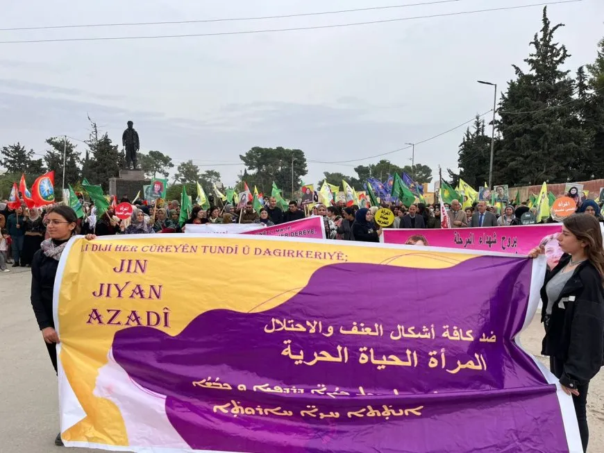 الآلاف في شمال وشرق سوريا يخرجون إلى الساحات دعماً للمرأة 
