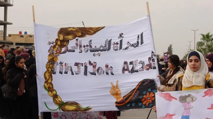 حشود غفيرة تنادي بحرية المرأة في اليوم العالمي لمناهضة العنف