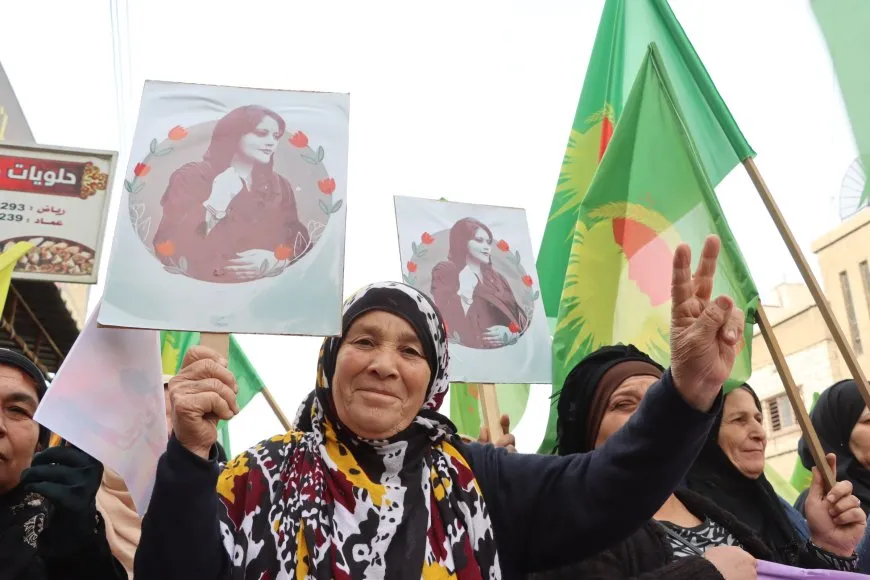 حشود غفيرة تنادي بحرية المرأة في اليوم العالمي لمناهضة العنف