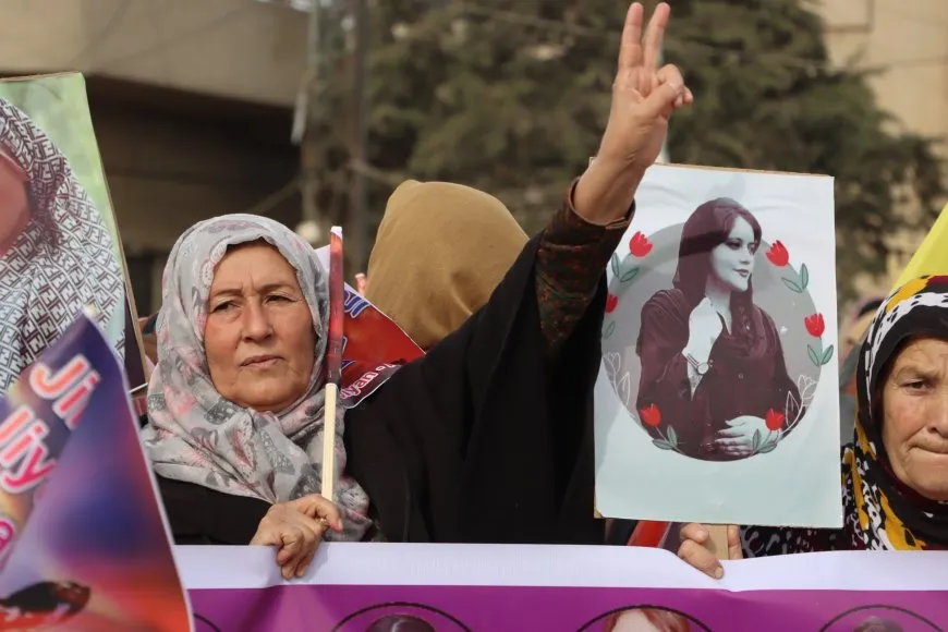 حشود غفيرة تنادي بحرية المرأة في اليوم العالمي لمناهضة العنف