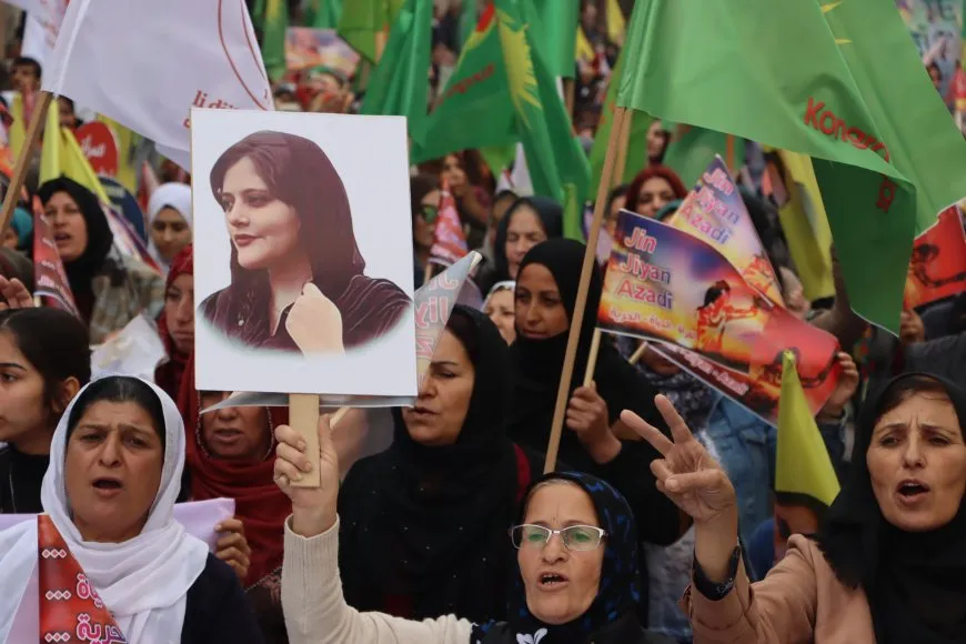حشود غفيرة تنادي بحرية المرأة في اليوم العالمي لمناهضة العنف