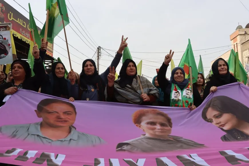 حشود غفيرة تنادي بحرية المرأة في اليوم العالمي لمناهضة العنف