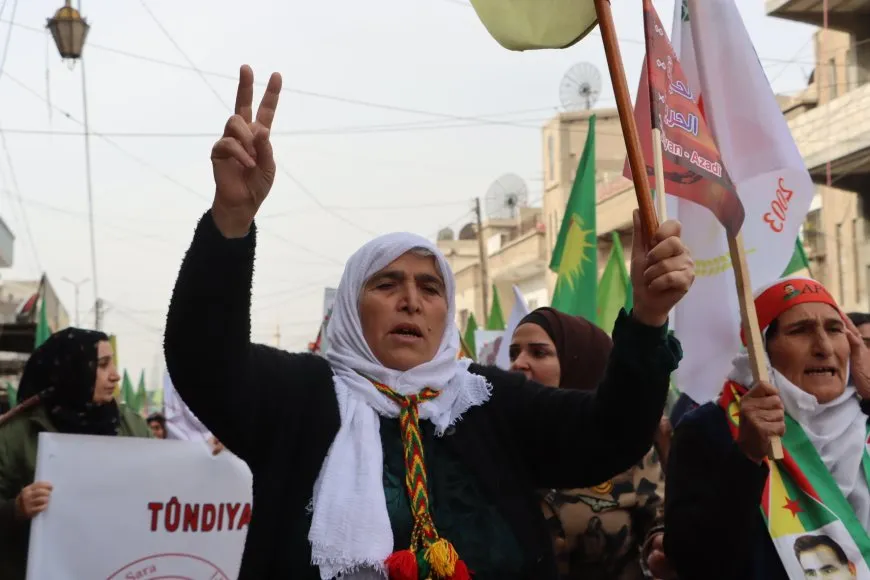 حشود غفيرة تنادي بحرية المرأة في اليوم العالمي لمناهضة العنف