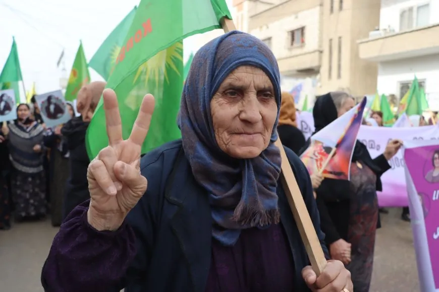 حشود غفيرة تنادي بحرية المرأة في اليوم العالمي لمناهضة العنف