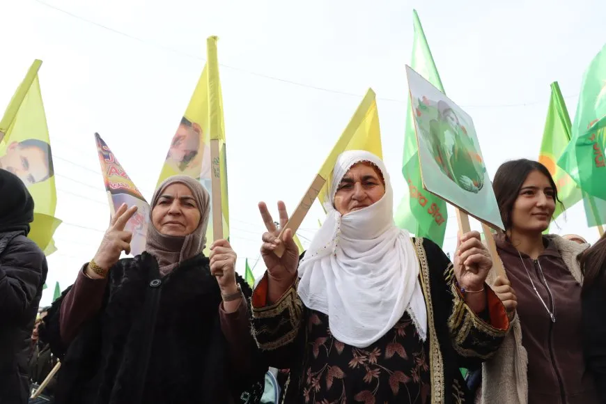 حشود غفيرة تنادي بحرية المرأة في اليوم العالمي لمناهضة العنف