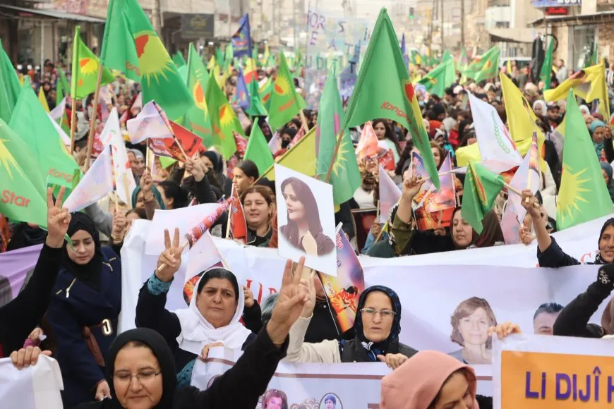 حشود غفيرة تنادي بحرية المرأة في اليوم العالمي لمناهضة العنف