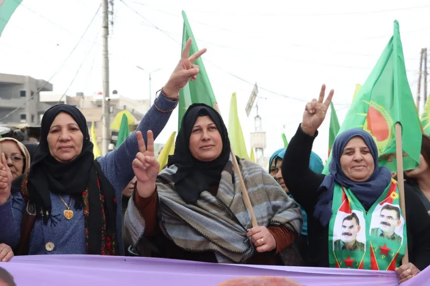 حشود غفيرة تنادي بحرية المرأة في اليوم العالمي لمناهضة العنف