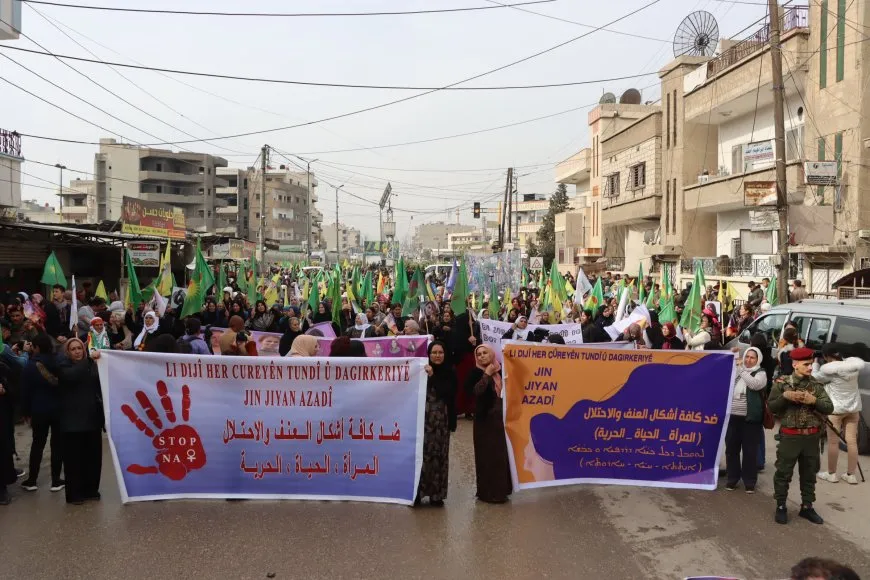 حشود غفيرة تنادي بحرية المرأة في اليوم العالمي لمناهضة العنف