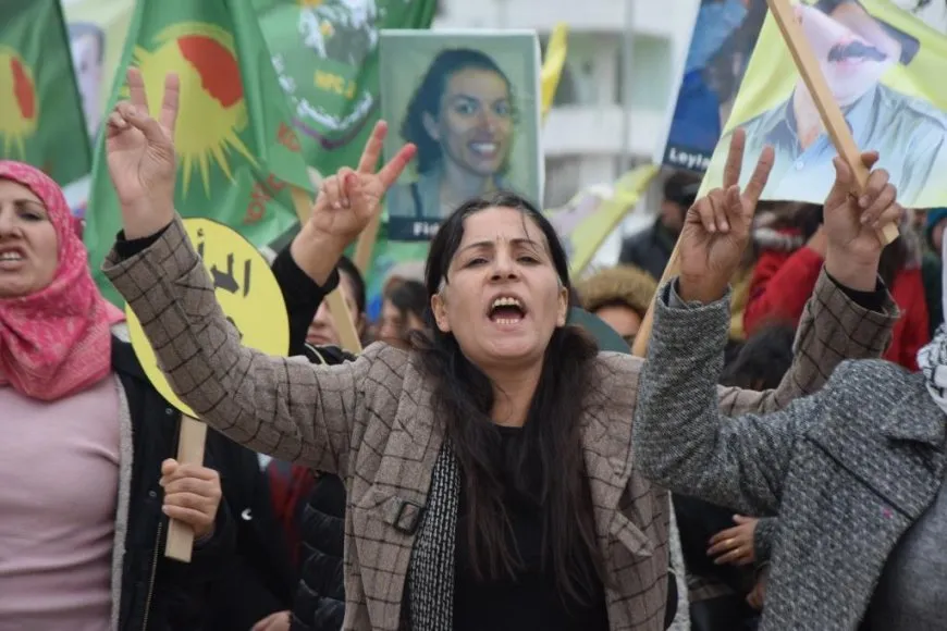 حشود غفيرة تنادي بحرية المرأة في اليوم العالمي لمناهضة العنف
