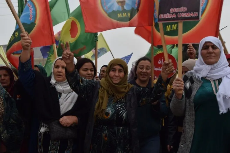 حشود غفيرة تنادي بحرية المرأة في اليوم العالمي لمناهضة العنف