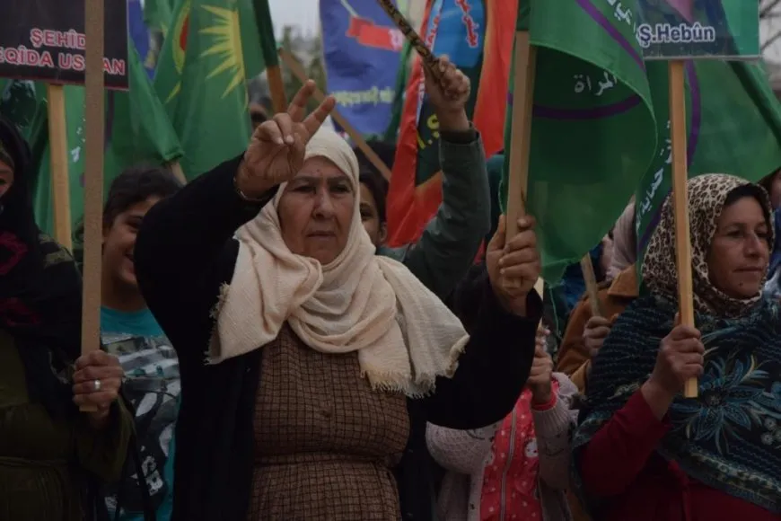 حشود غفيرة تنادي بحرية المرأة في اليوم العالمي لمناهضة العنف
