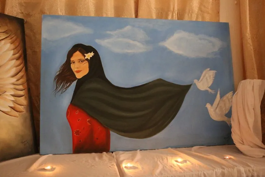 رحلة فنية عبر 100 لوحة تجسد واقع المرأة في ظرفين مختلفين