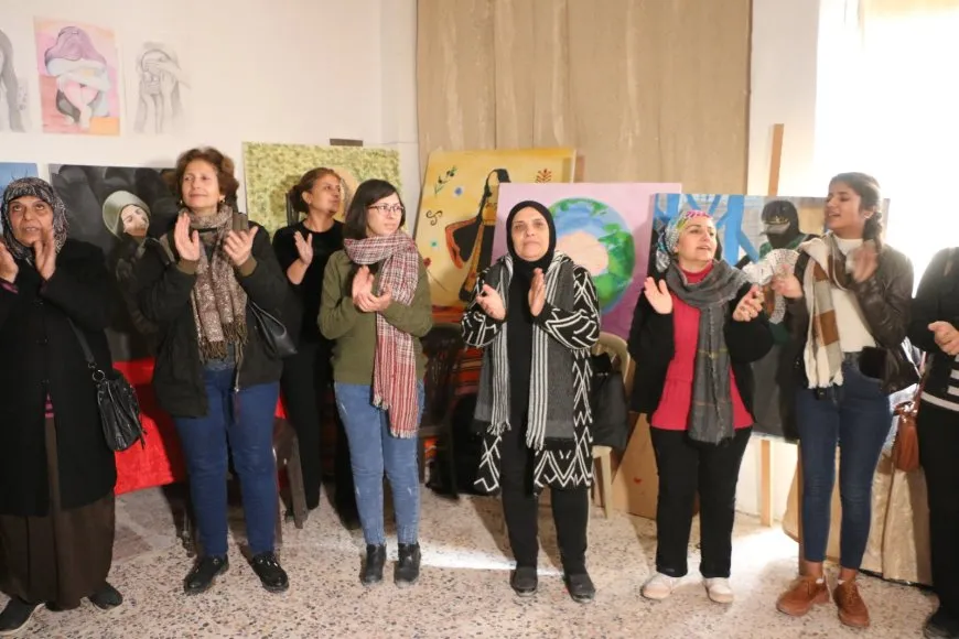 رحلة فنية عبر 100 لوحة تجسد واقع المرأة في ظرفين مختلفين
