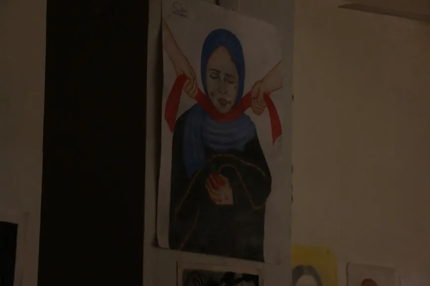 رحلة فنية عبر 100 لوحة تجسد واقع المرأة في ظرفين مختلفين