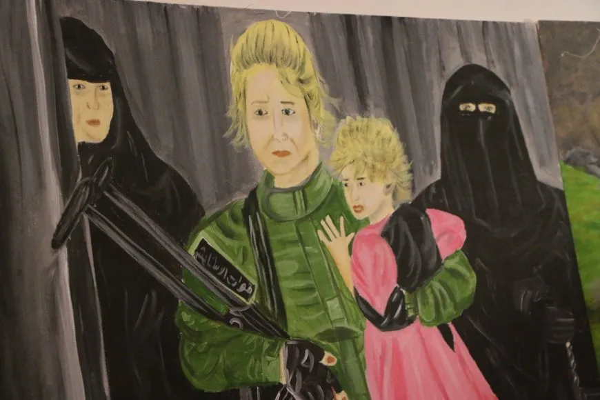 رحلة فنية عبر 100 لوحة تجسد واقع المرأة في ظرفين مختلفين
