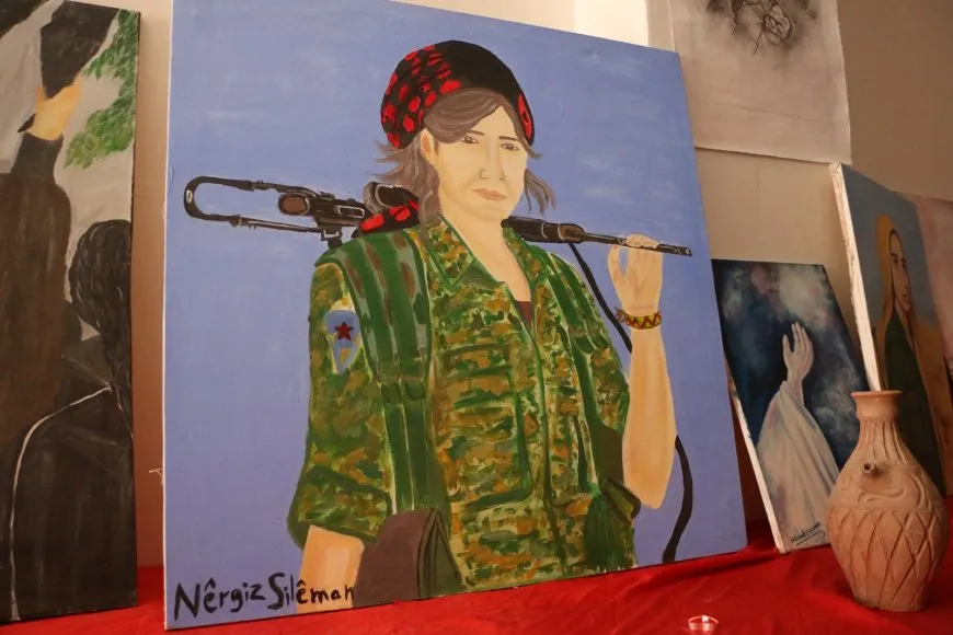 رحلة فنية عبر 100 لوحة تجسد واقع المرأة في ظرفين مختلفين