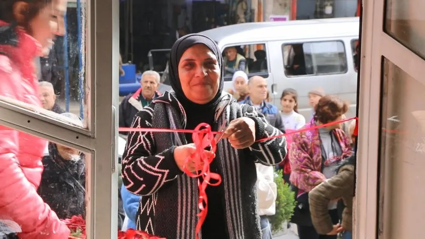 رحلة فنية عبر 100 لوحة تجسد واقع المرأة في ظرفين مختلفين