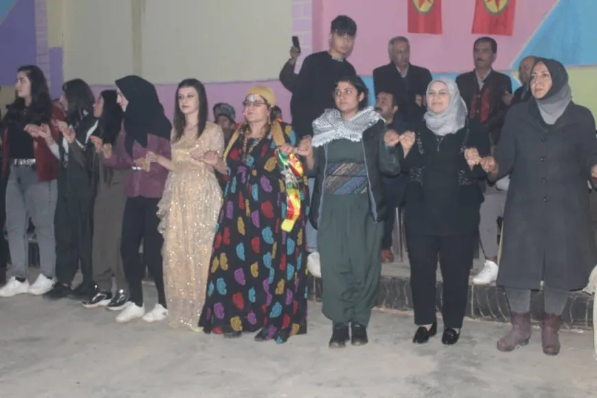 الآلاف في قامشلو والرقة يحتفلون بذكرى تأسيس PKK بحشود مهيبة