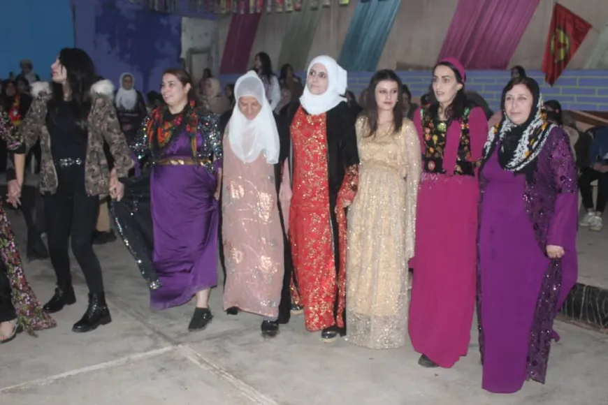 الآلاف في قامشلو والرقة يحتفلون بذكرى تأسيس PKK بحشود مهيبة