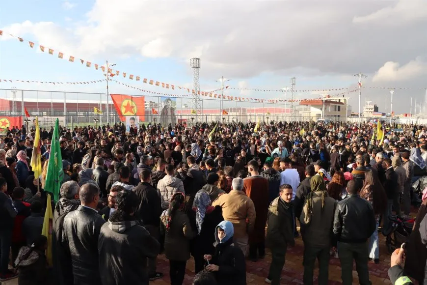 الآلاف في قامشلو والرقة يحتفلون بذكرى تأسيس PKK بحشود مهيبة