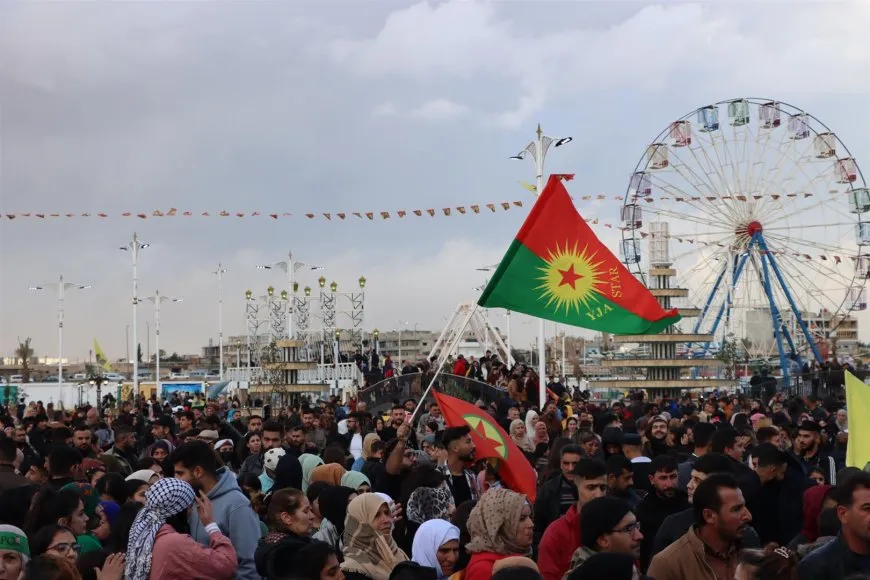 الآلاف في قامشلو والرقة يحتفلون بذكرى تأسيس PKK بحشود مهيبة